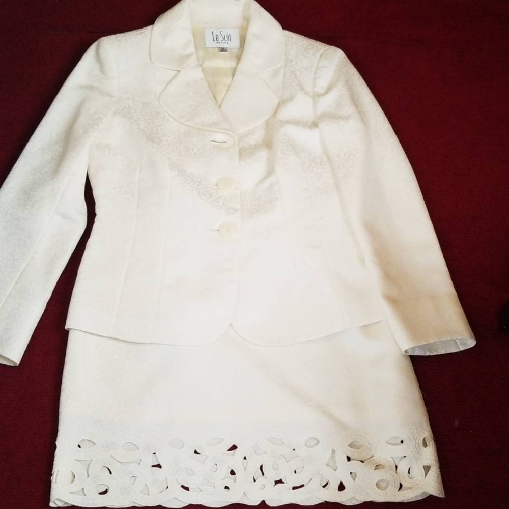 Ladies 2-piece cream suit
